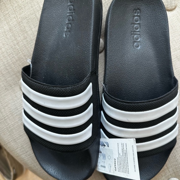 New Adidas Adilette Shower Black Slides - Picture 2 of 3